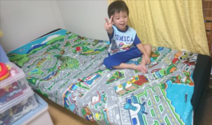 すぐに届いて、3才の孫は大喜び。折りたたみベットにひいて、遊んで、トミカシ－ツから離れないので、そのまま寝ました。 トミカ大好きで、ミニカ－とかでシ－ツの上をはしらせておおよろこびでした。