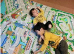 おねしょシーツなので寝る時はもちろんですが、 室内遊びにも使用でき子供は大喜びでした。 レジャーシートでは滑りやすいですが、小さな 子供がいても安心して遊ばせられます。